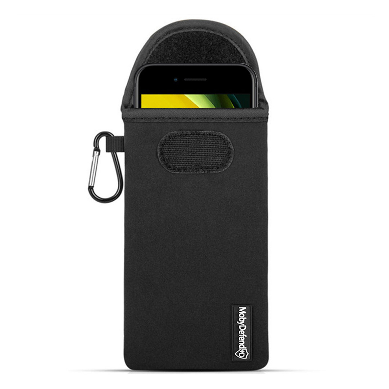 Een zwart telefoonhoesje met een koord en een kleine karabijnhaak wordt getoond. De telefoon zit in het hoesje.