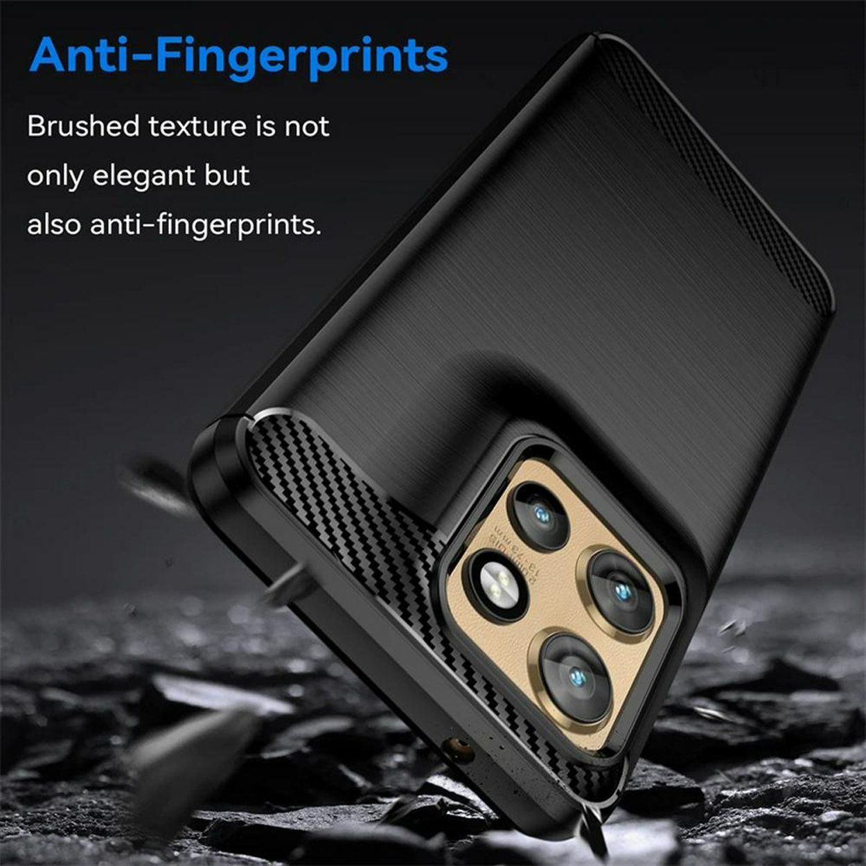 Coque de téléphone noire avec une texture brossée. Elle a une découpe pour la caméra et un design en fibre de carbone.