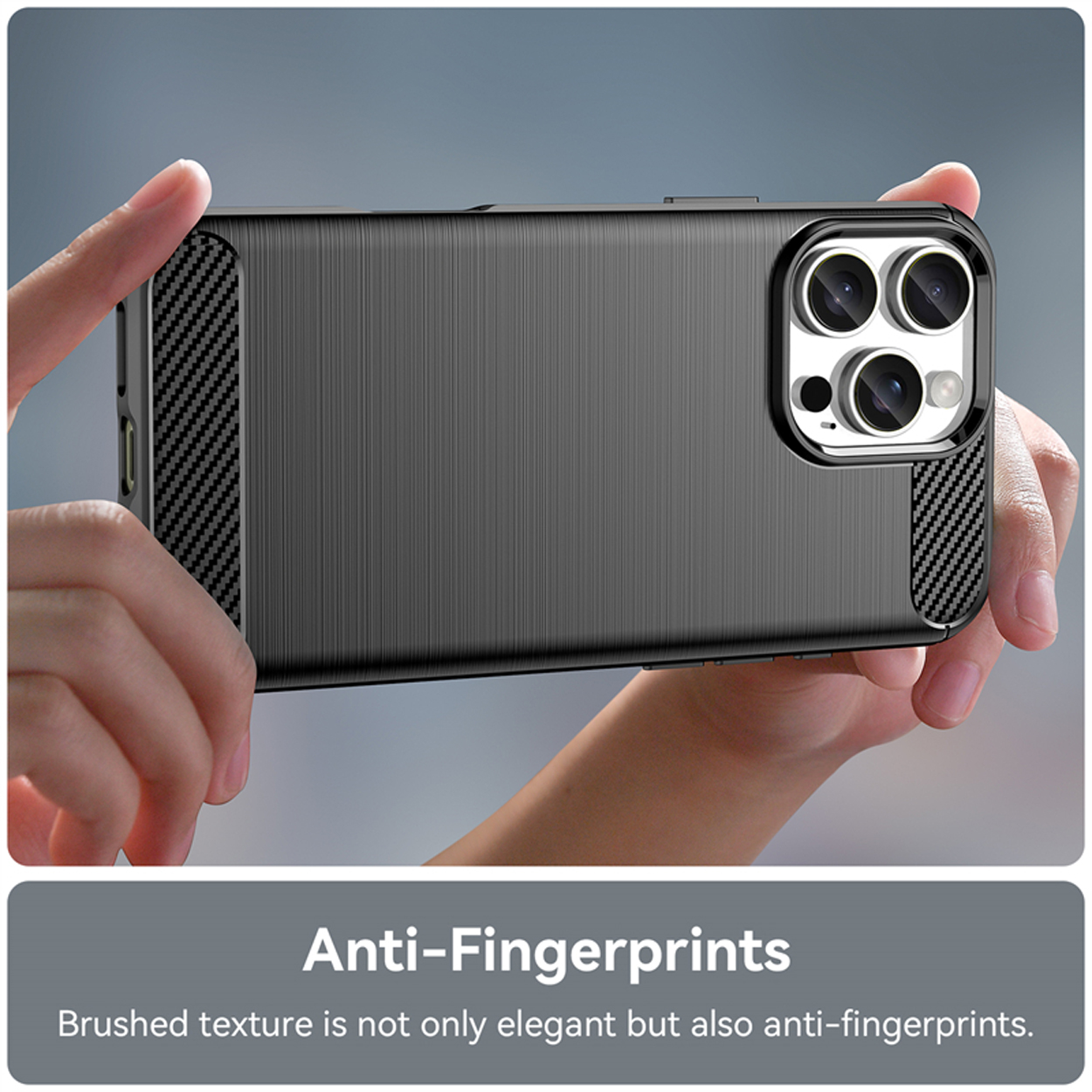 Une personne tenant une coque de téléphone noire. La coque a une finition texturée, anti-traces de doigts.
