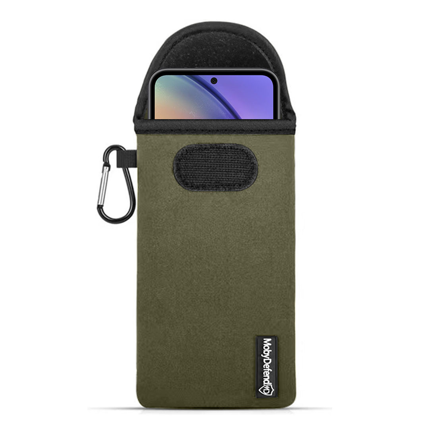 Olijfgroene telefoonzak met een zwarte rand. Een telefoon is zichtbaar. Een zilveren karabijnhaak is bevestigd.