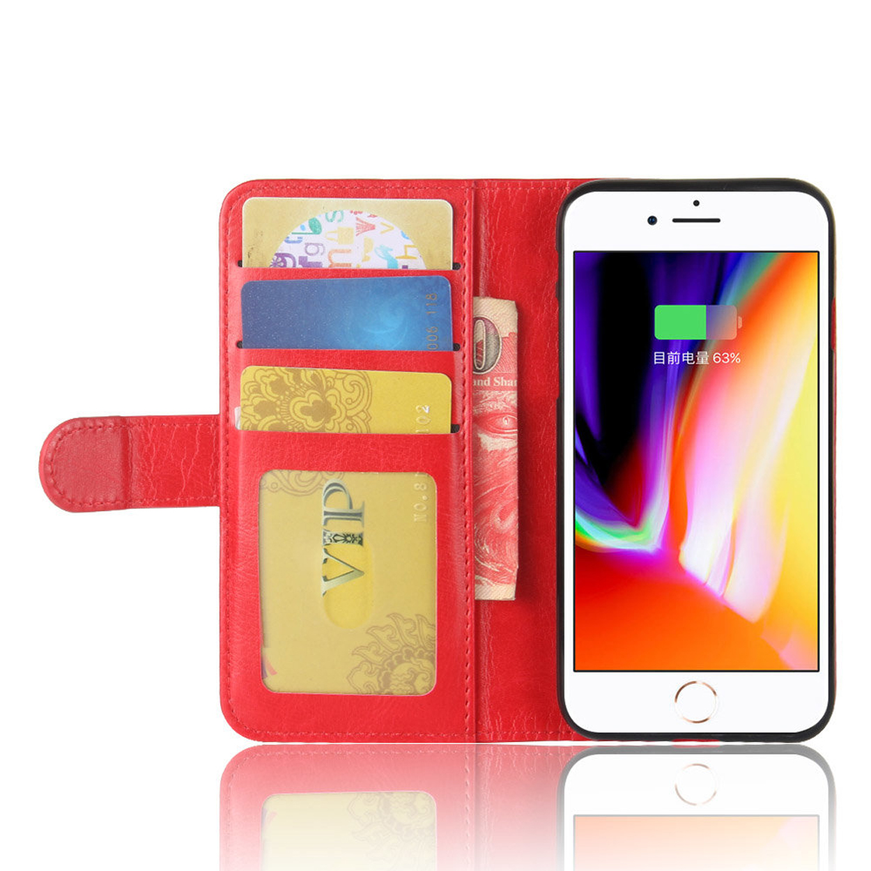 Rode telefoonhoes met een telefoon, kaarten en geld erin. De telefoon staat rechts.