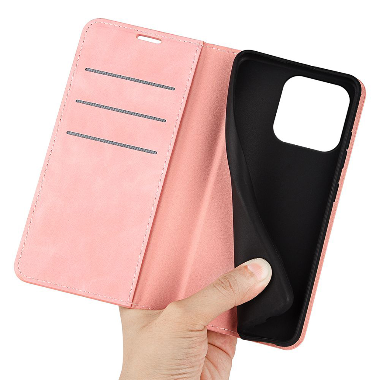Een roze leren telefoonhoesje is open, met een hand die het vasthoudt. Zwarte telefoon binnenin.