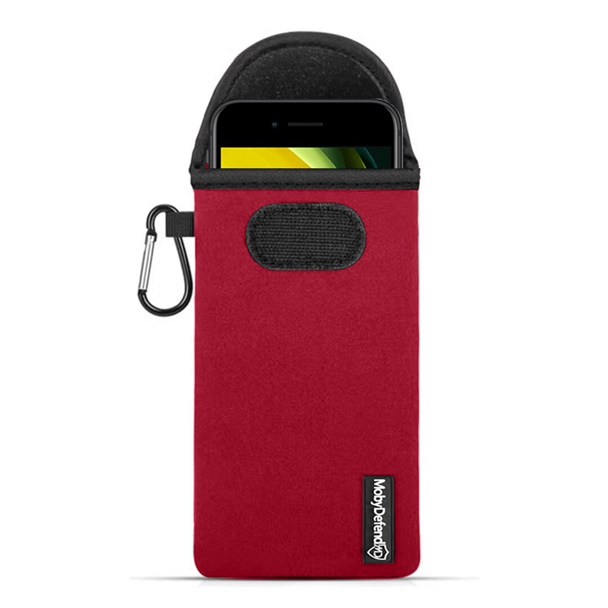 Een rode telefoonzak met een zwarte bovenkant en een zilveren karabijnhaak, met een telefoon.