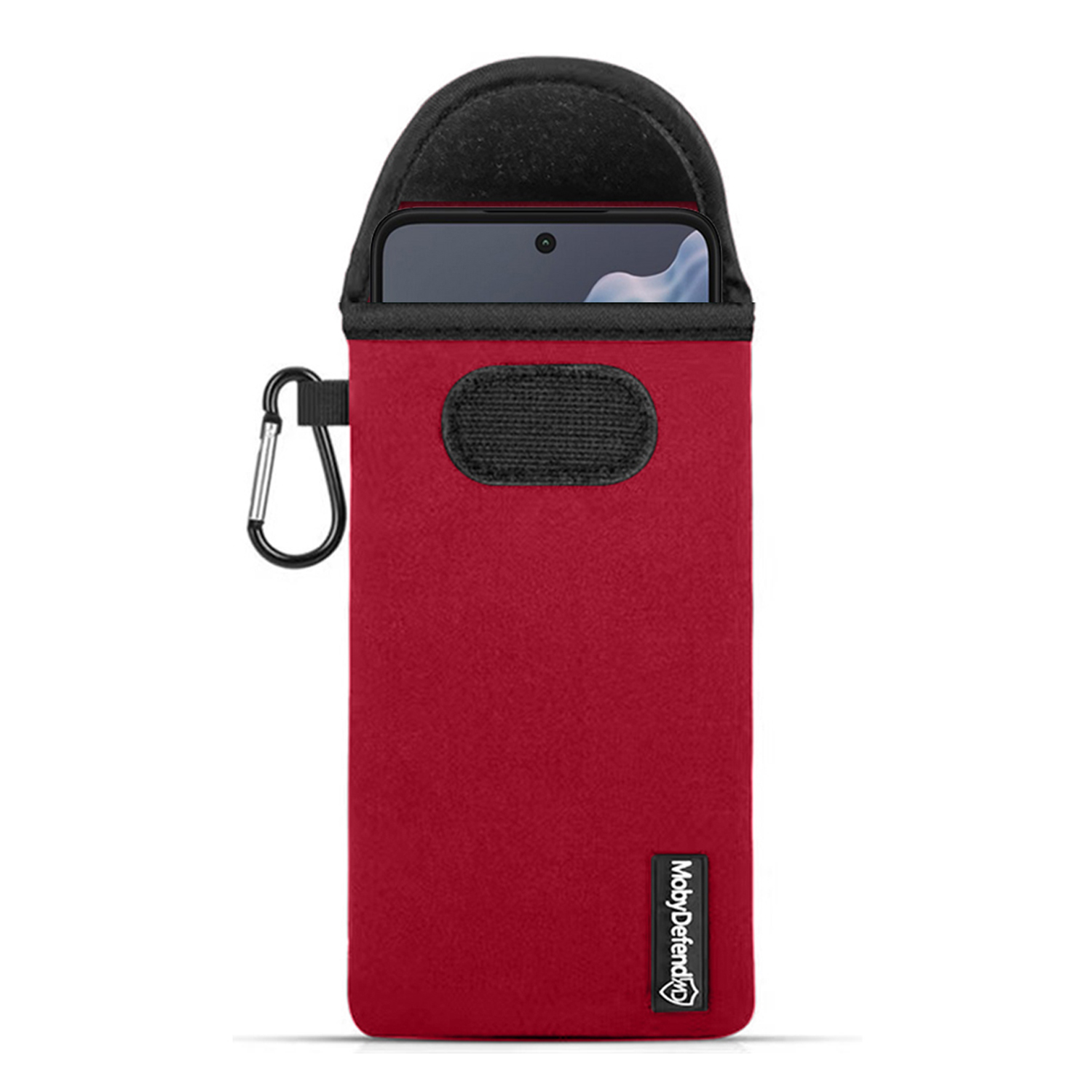 Une housse de téléphone rouge avec un dessus noir, un téléphone est partiellement visible, avec un mousqueton.