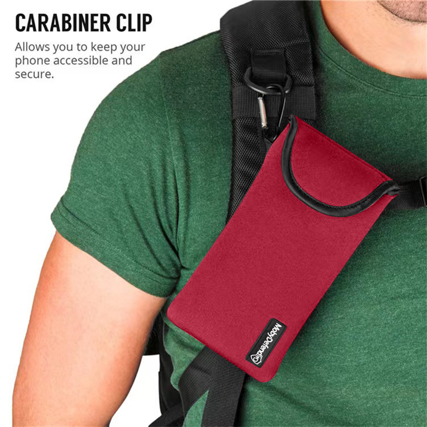 Une personne portant une chemise verte avec une pochette rouge pour téléphone attachée à la sangle de son sac à dos.