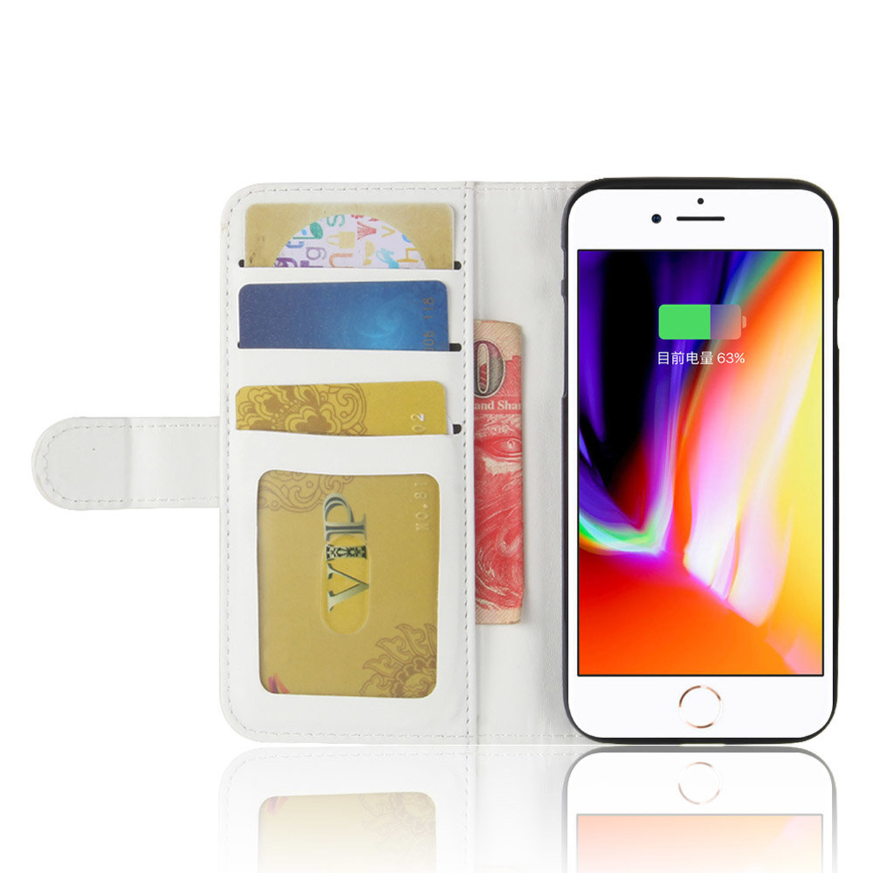 Witte telefoonhoes open, met kaarten, contant geld en telefoon met 63% batterij.