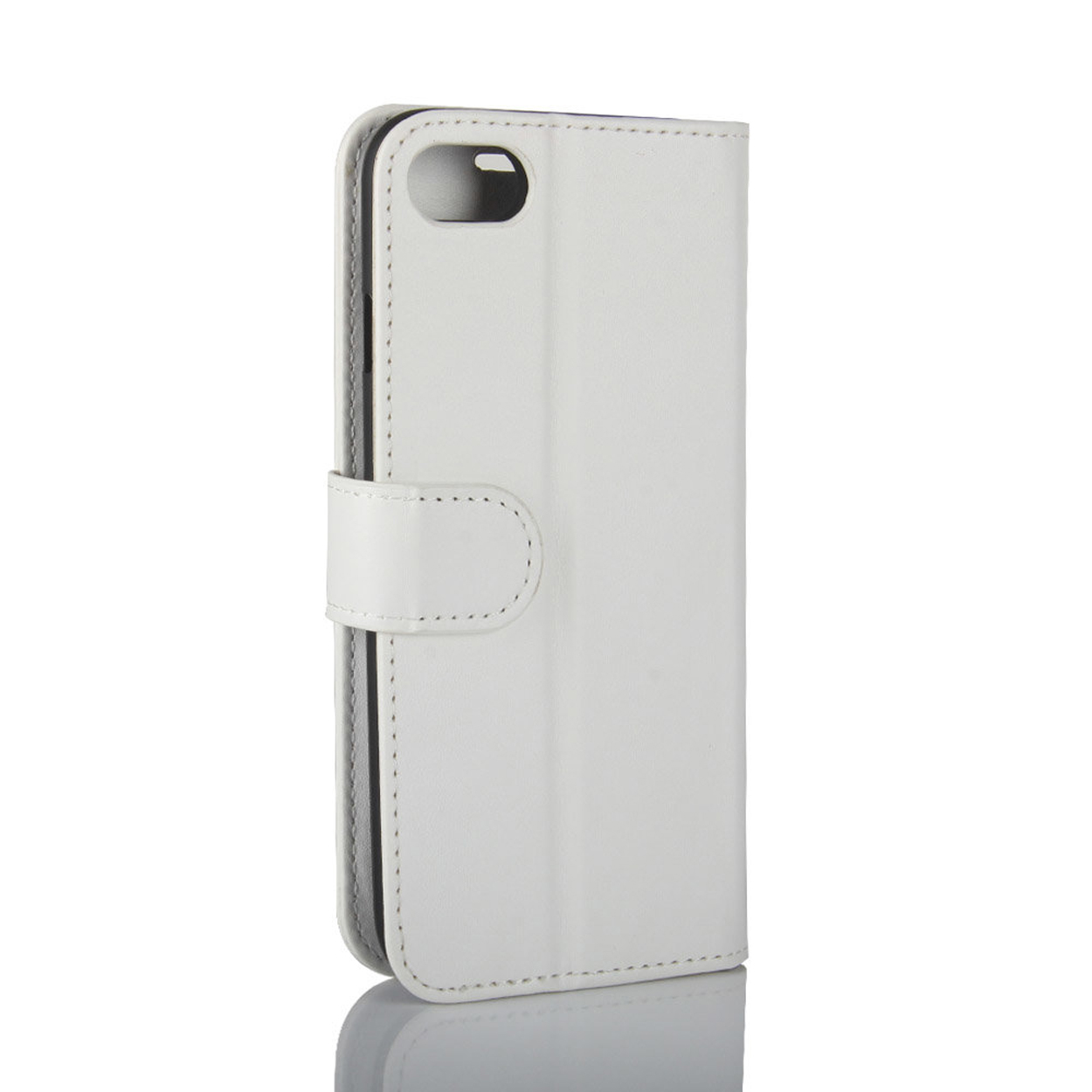 Witte telefoonhoes, gesloten, met magneetsluiting. De hoes is reflecterend.