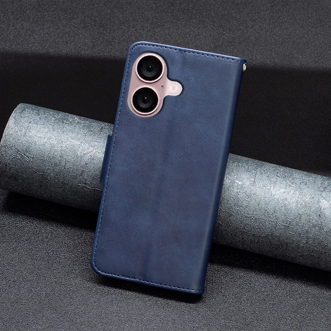 Blauwe telefoonhoes met twee camera's en een gebogen oppervlak. Het ligt op een grijze buis.