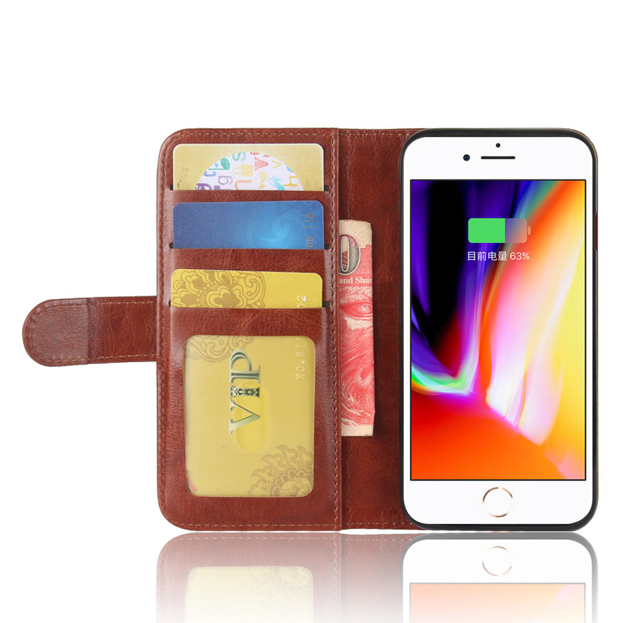 Een bruine leren telefoonportemonnee, met kaarten, contant geld en een telefoon erin. De telefoon toont het laadniveau.