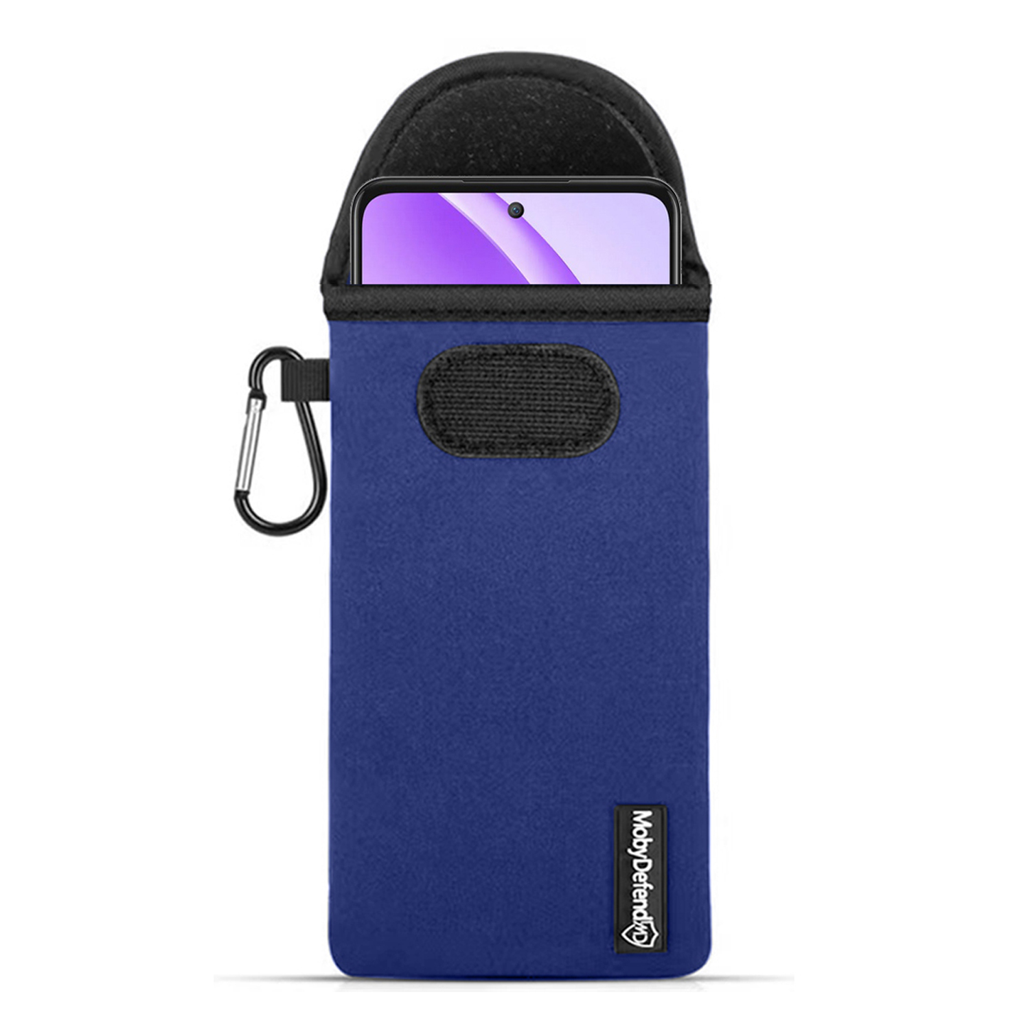 Manchon de téléphone bleu avec mousqueton. Téléphone à écran violet à l'intérieur. Haut noir, fond blanc.