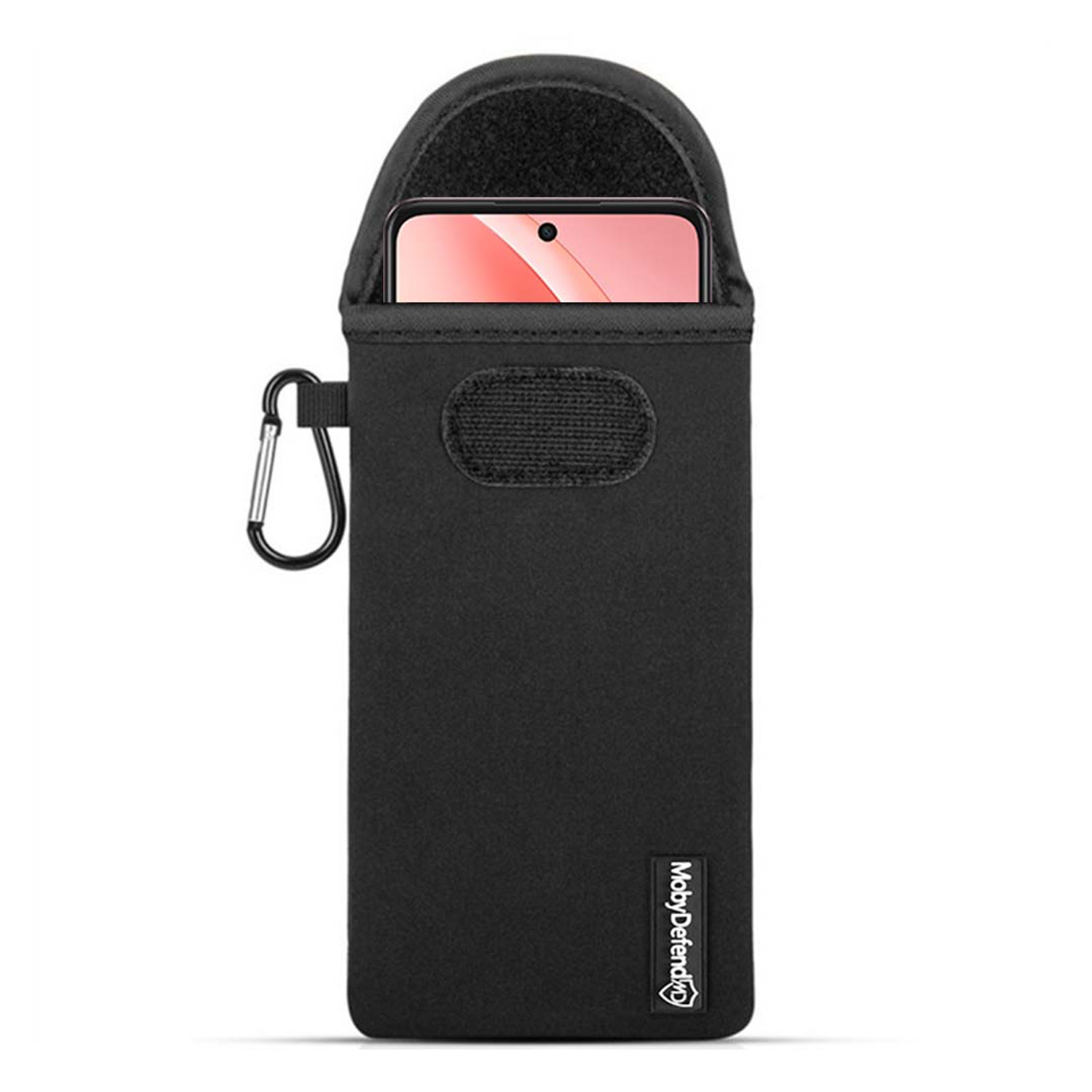 Zwarte telefoonhoes met karabijnhaak. Houdt een telefoon vast. Witte achtergrond.