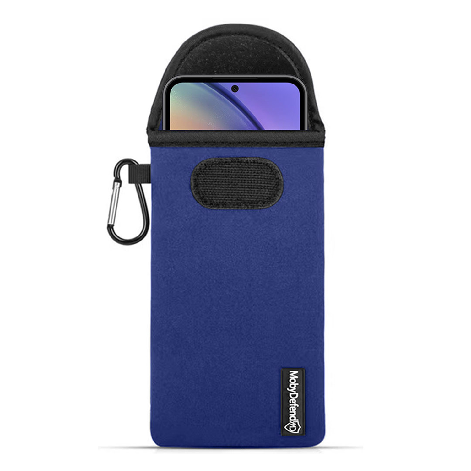 Een blauwe telefoonhoes met een zwarte bovenkant en een zilveren karabijnhaak. Een telefoon is gedeeltelijk zichtbaar.