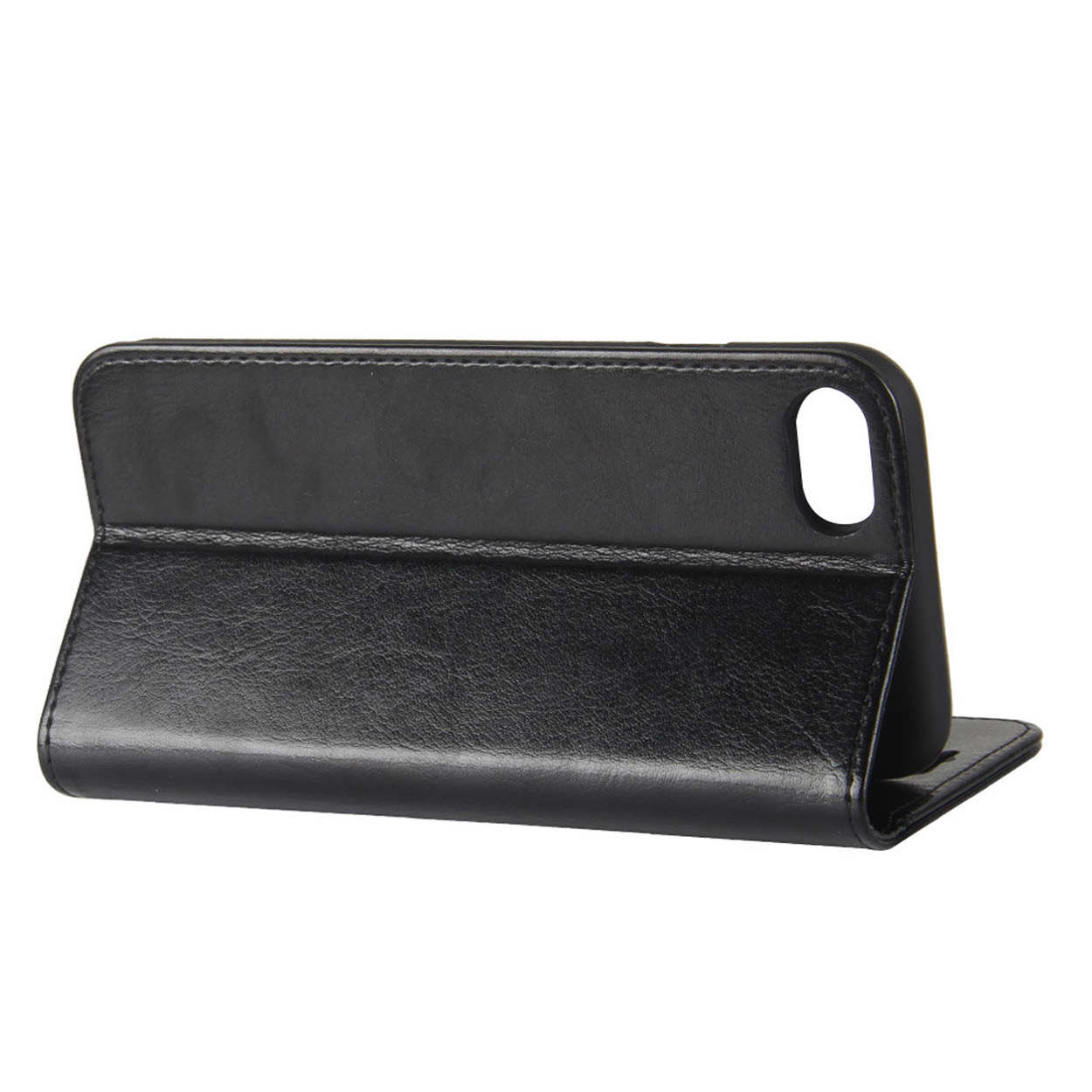Étui de téléphone noir, ouvert, sur fond blanc. Le téléphone est inséré dans l'étui.