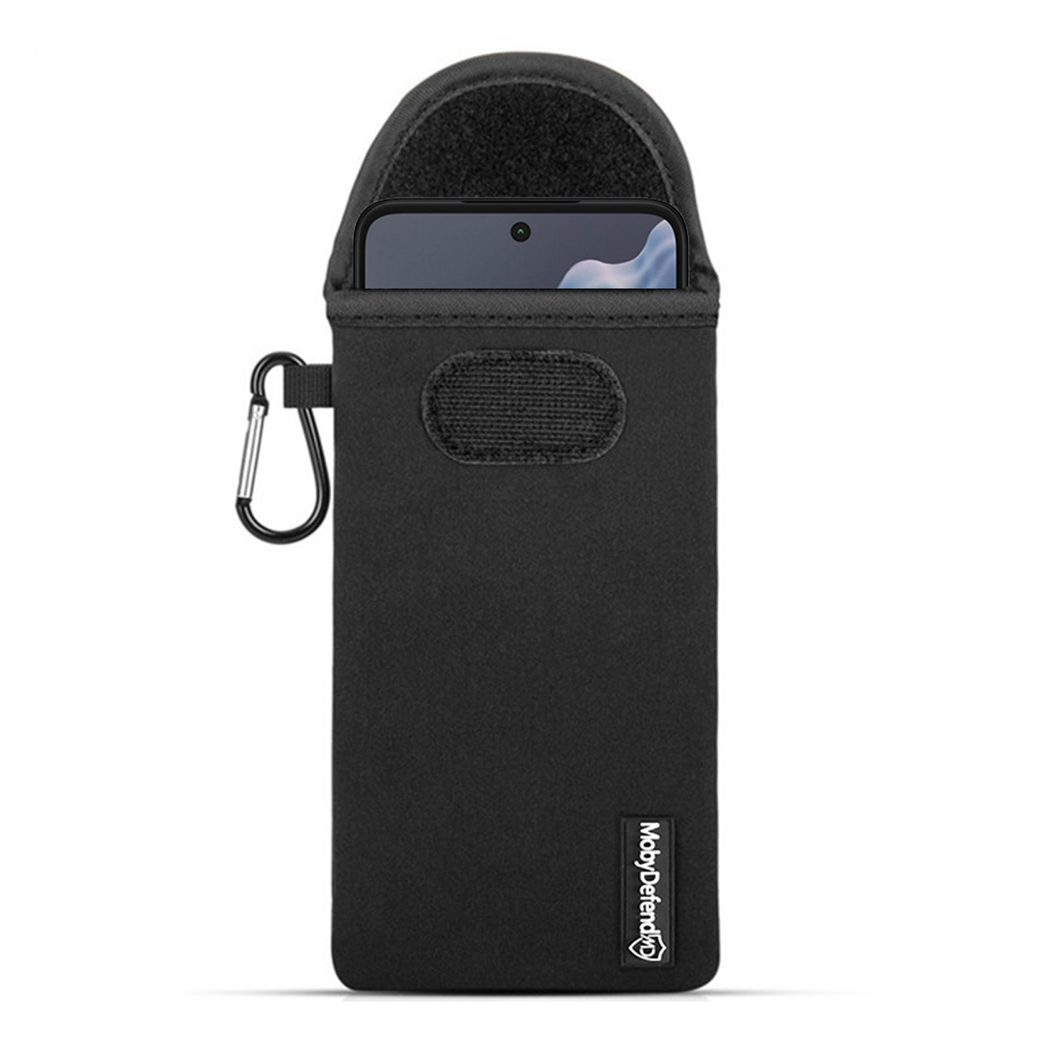 Zwarte telefoonsleeve met een karabijnhaak. Een telefoon is gedeeltelijk zichtbaar in de zwarte stof.