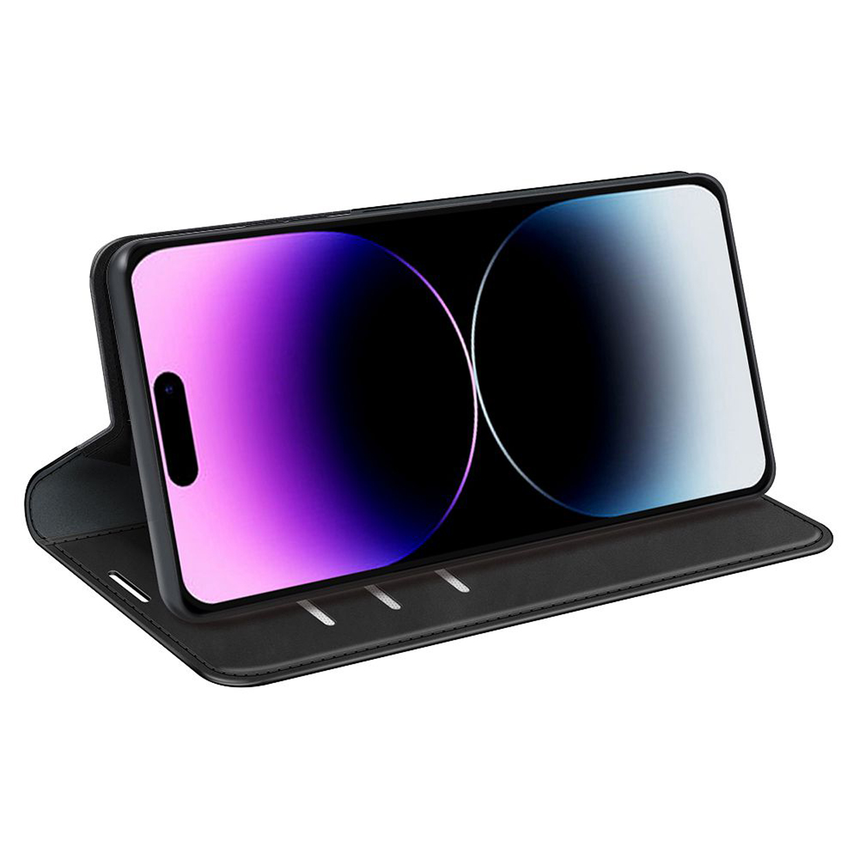 Telefoon in zwarte hoes, schuine weergave. Witte achtergrond. Telefoonscherm zichtbaar.