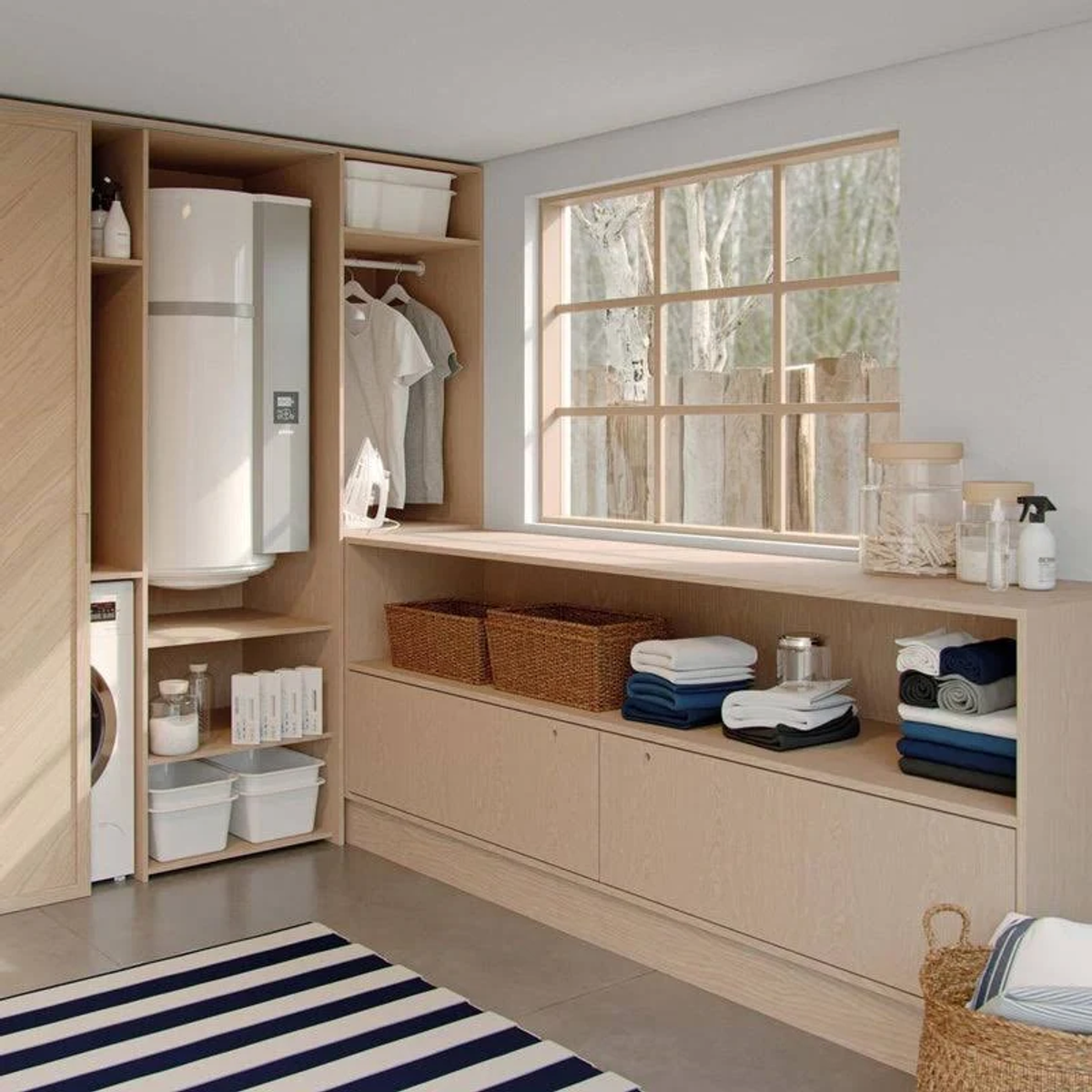 Cuarto de lavado con ventana. Lavadora, secadora, estantes y cestos son visibles.