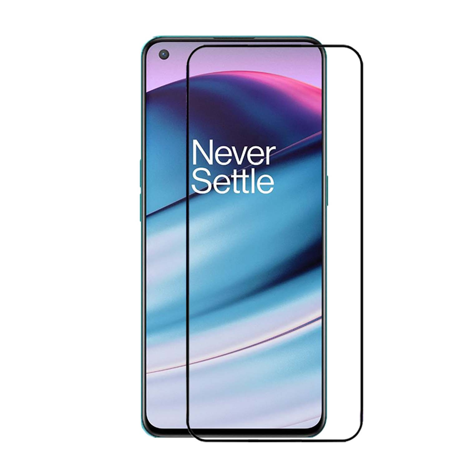 Téléphone avec protection d'écran en verre. 'Never Settle' affiché à l'écran. L'arrière-plan est bleu.