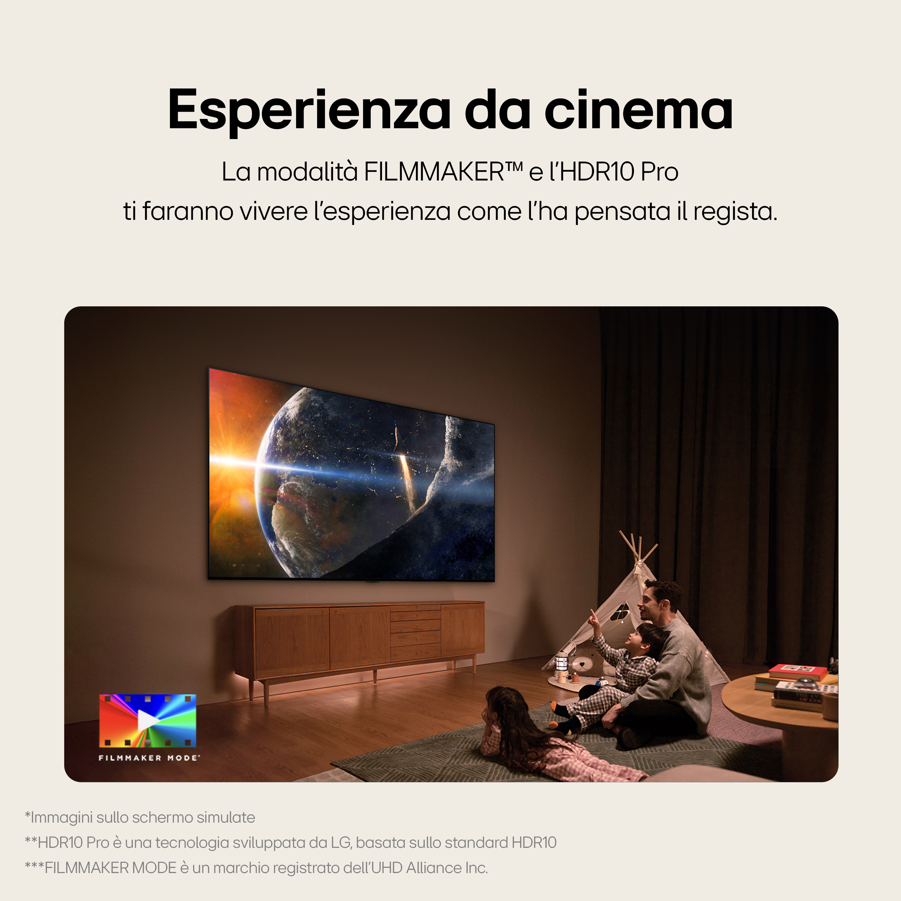Una famiglia guarda un film su un grande schermo TV, con un'impostazione domestica.