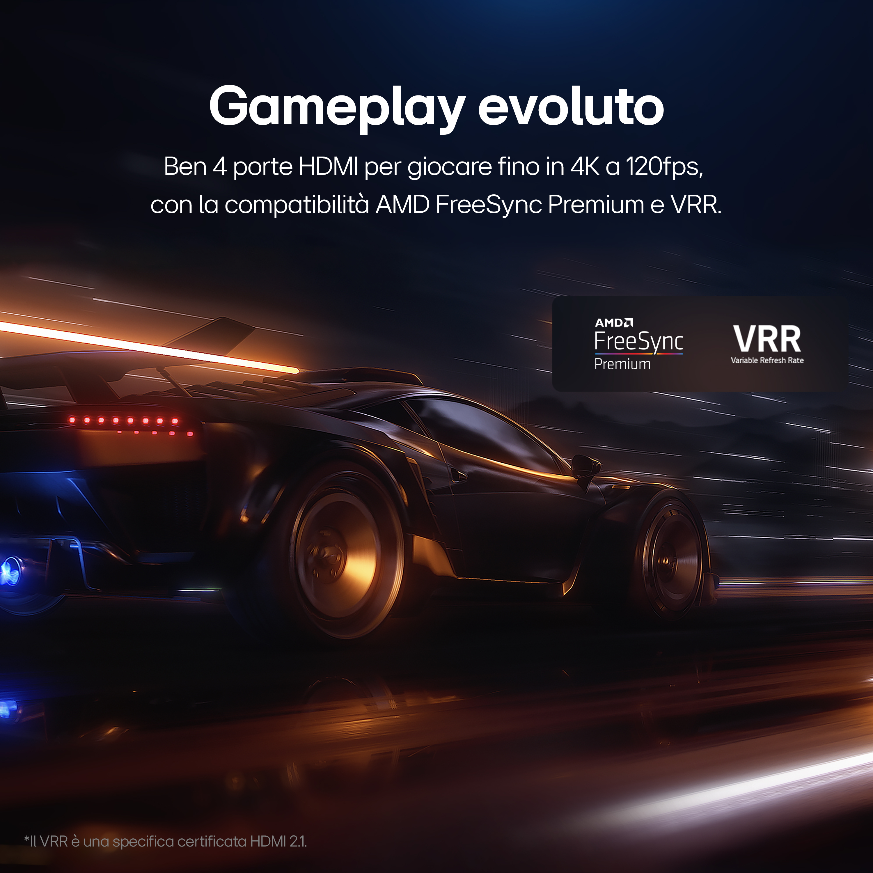 Schermo TV con auto da corsa, loghi AMD FreeSync e VRR, e testo in italiano.