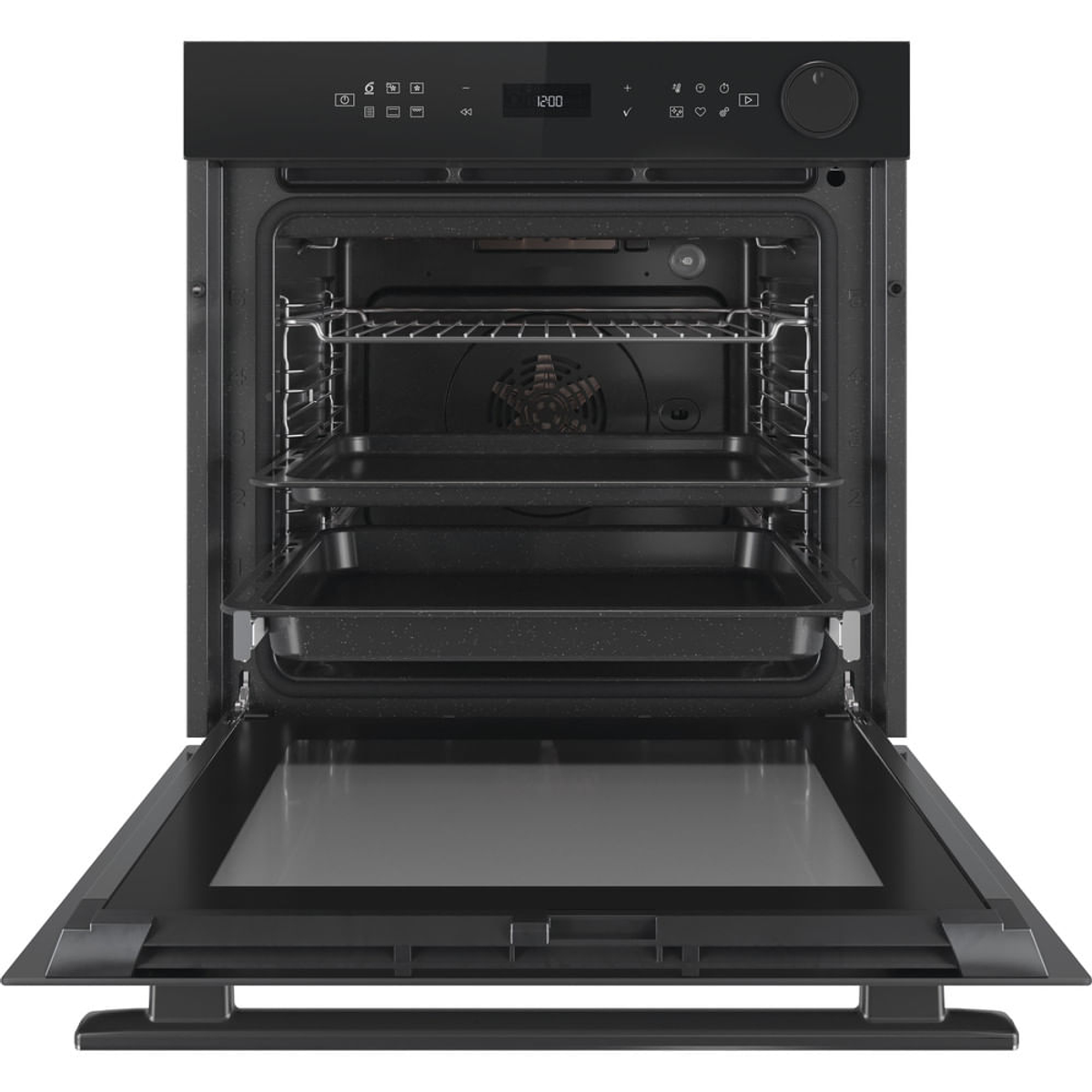 Horno negro con puerta abierta. Interior con bandejas y rejillas visibles.