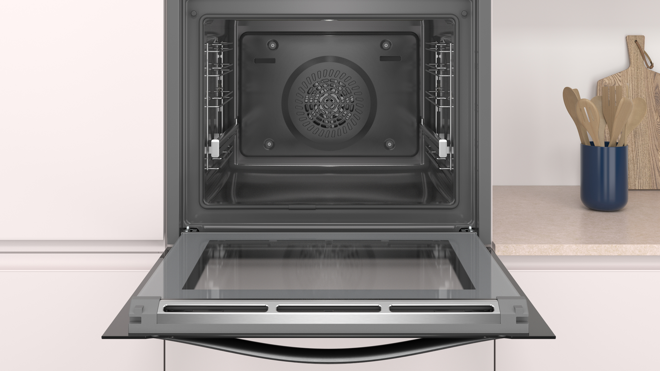 Horno abierto con detalles interiores: ventilador, rejillas y puerta de vidrio.