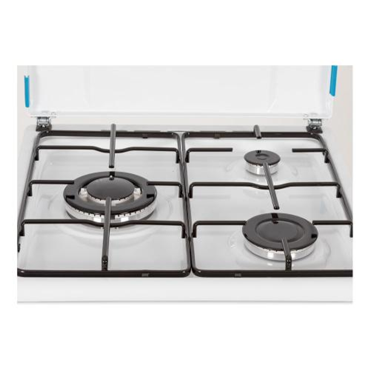 Cocina de gas blanca con cuatro quemadores y una rejilla de metal negra. Tiene una tapa blanca.