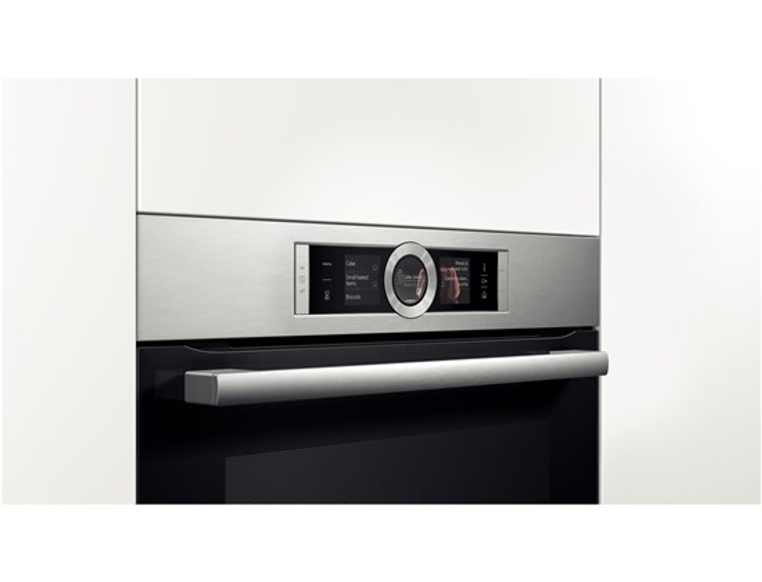 Forno in acciaio inox con display digitale e maniglia. Armadio bianco sullo sfondo.