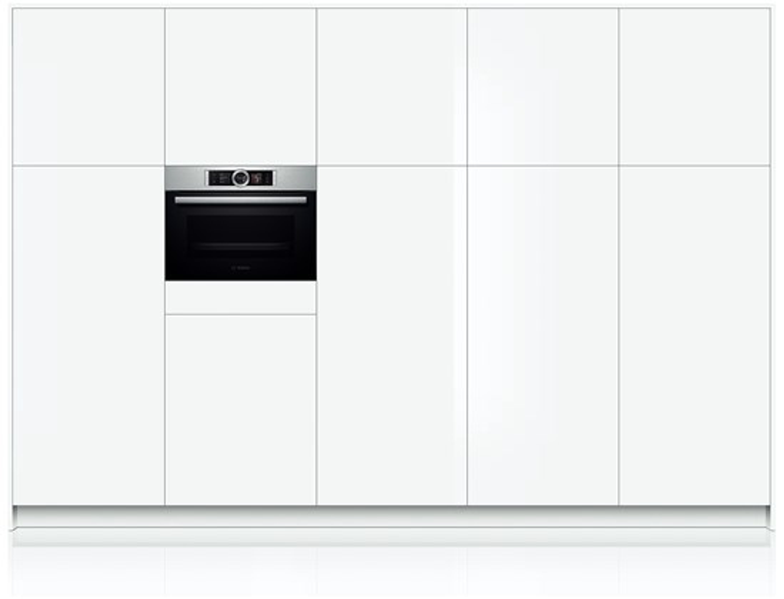 Forno ad incasso in un set di mobili da cucina bianchi. Il forno ha un frontale nero.