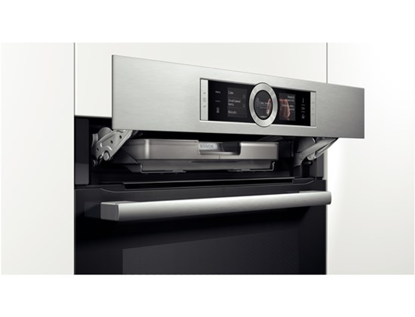 Forno con porta parzialmente aperta. Display e comandi sono visibili. Il marchio Bosch è presente.