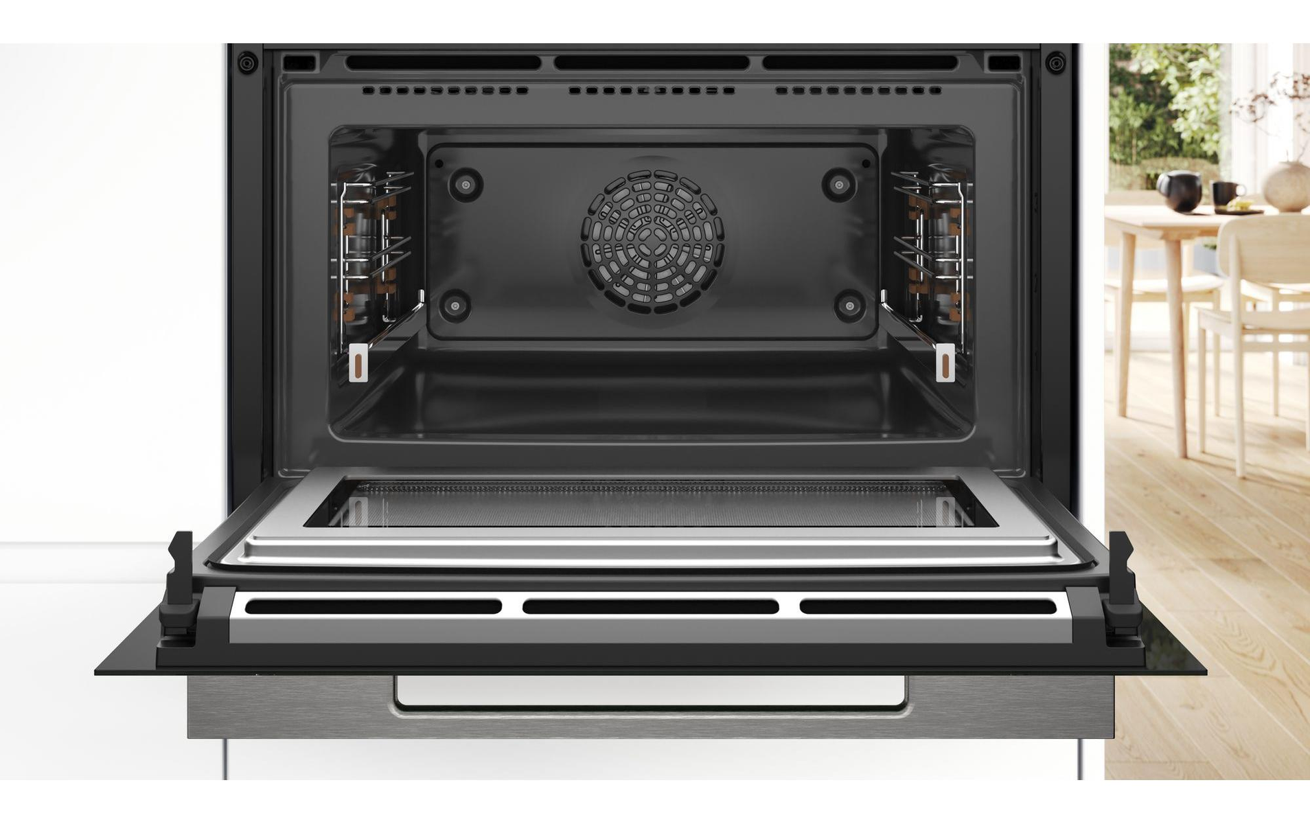 Un interno forno aperto. La porta del forno è aperta, mostrando griglie e una ventola.
