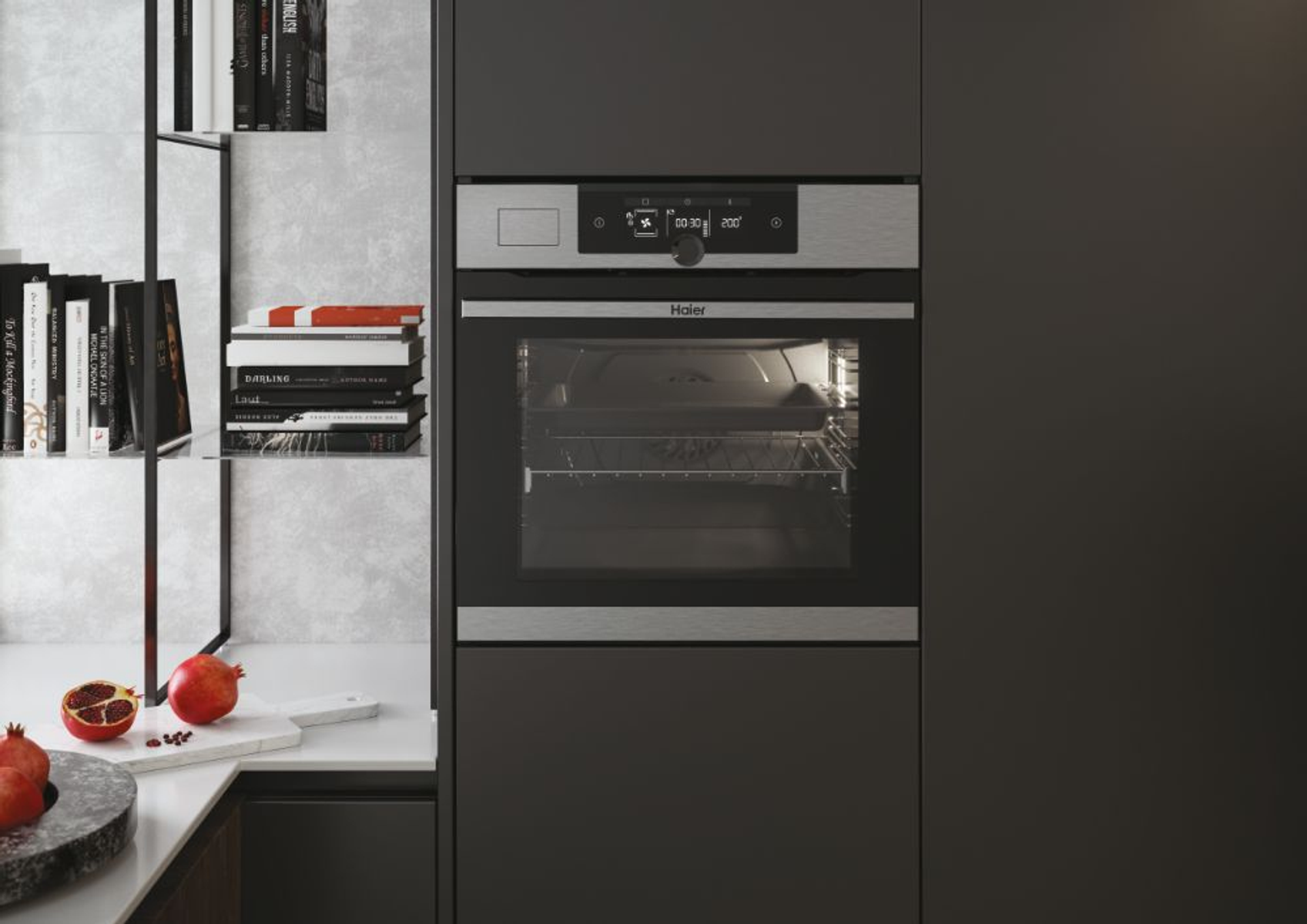 Un forno a incasso in una cucina. È nero con finiture in acciaio inox e un display digitale.