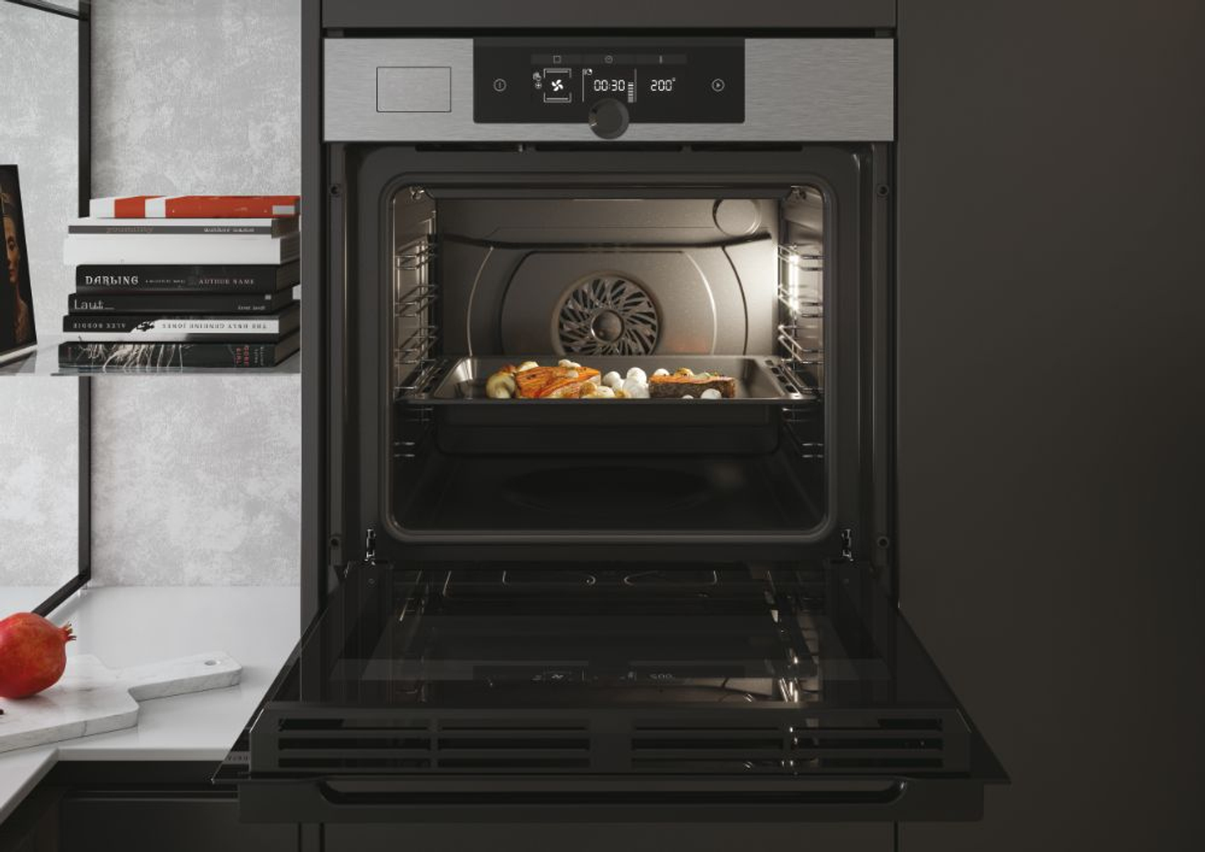 Un forno aperto con cibo all'interno, vicino a un piano di lavoro con decorazioni.