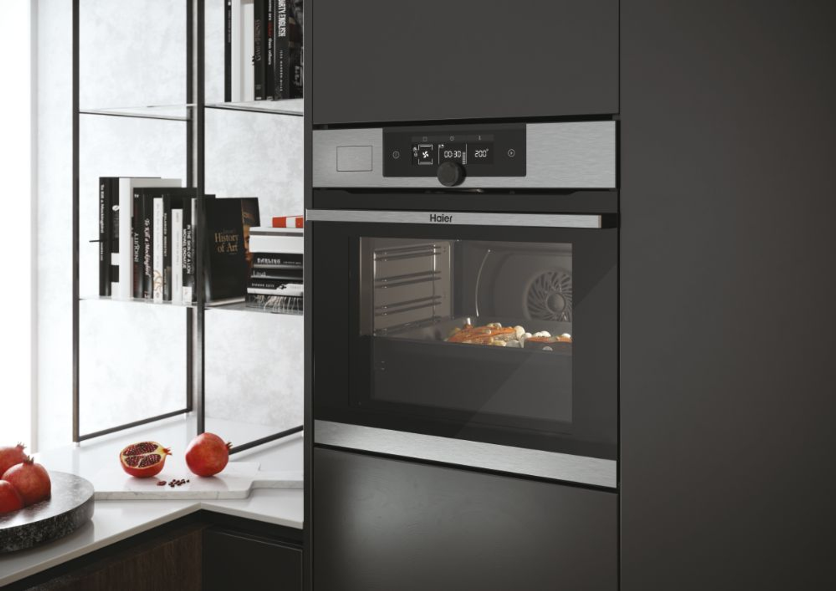 Forno incassato in una cucina scura. Forno aperto, che mostra l'interno con cibo in cottura.