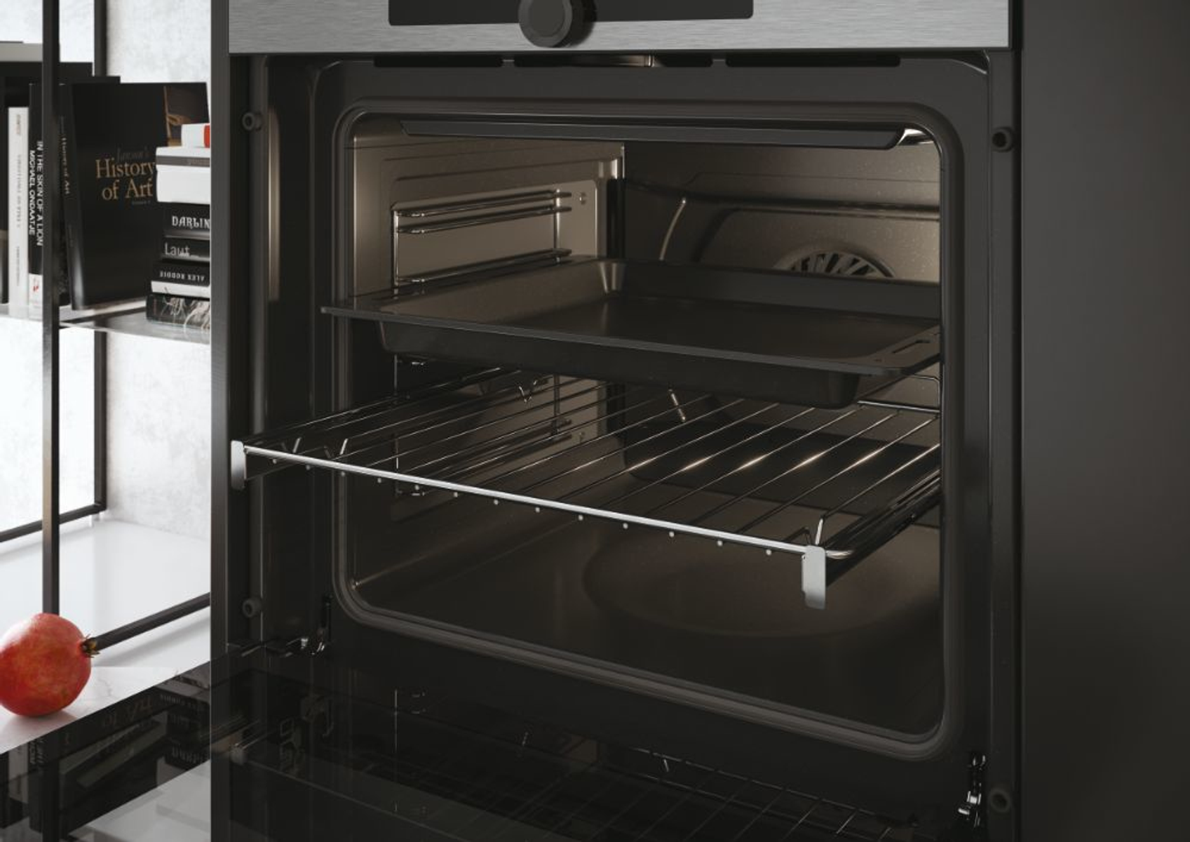 Interno del forno aperto con vassoi e griglie visibili.