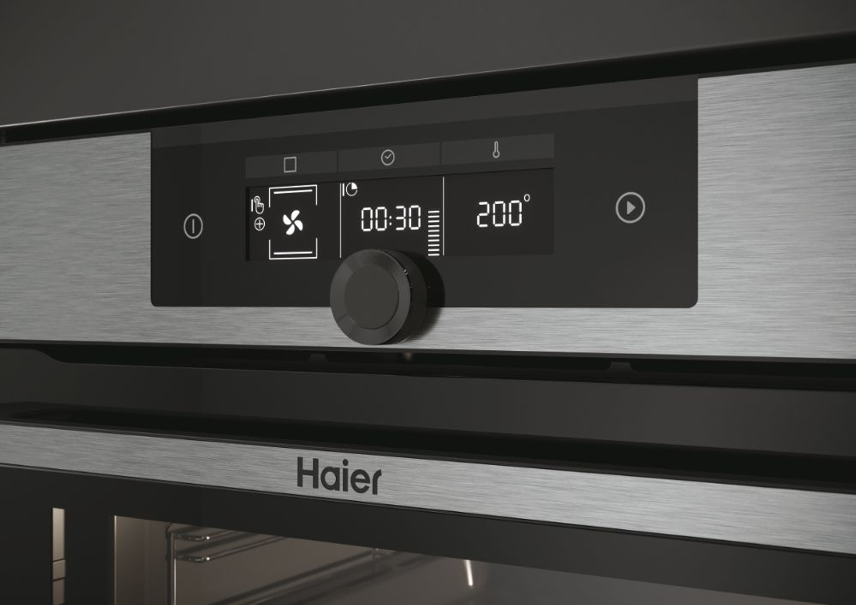 Un primo piano del pannello di controllo del forno Haier, che mostra un display con le impostazioni di ora e temperatura.