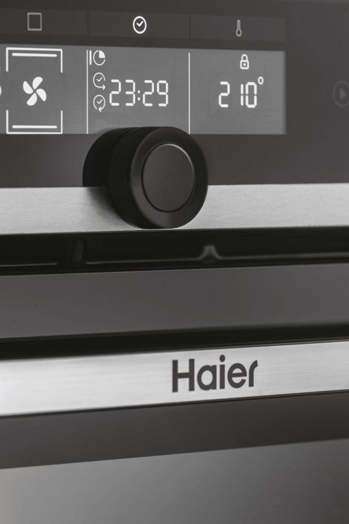 Primo piano del pannello di controllo del forno Haier. Visualizza tempo, temperatura e simbolo ventola.