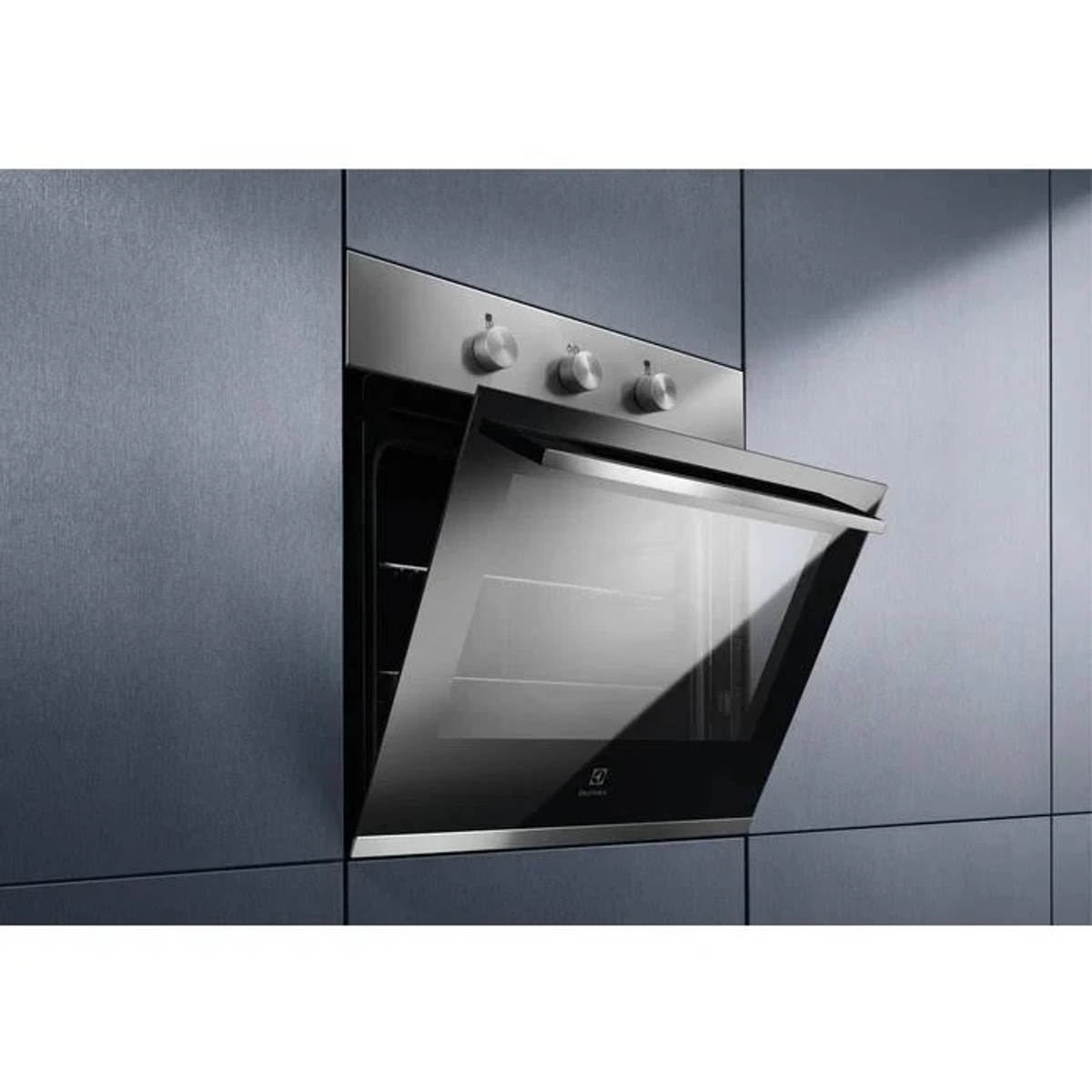 Forno aperto, acciaio inox, incassato in un mobile grigio scuro. Tre manopole visibili.