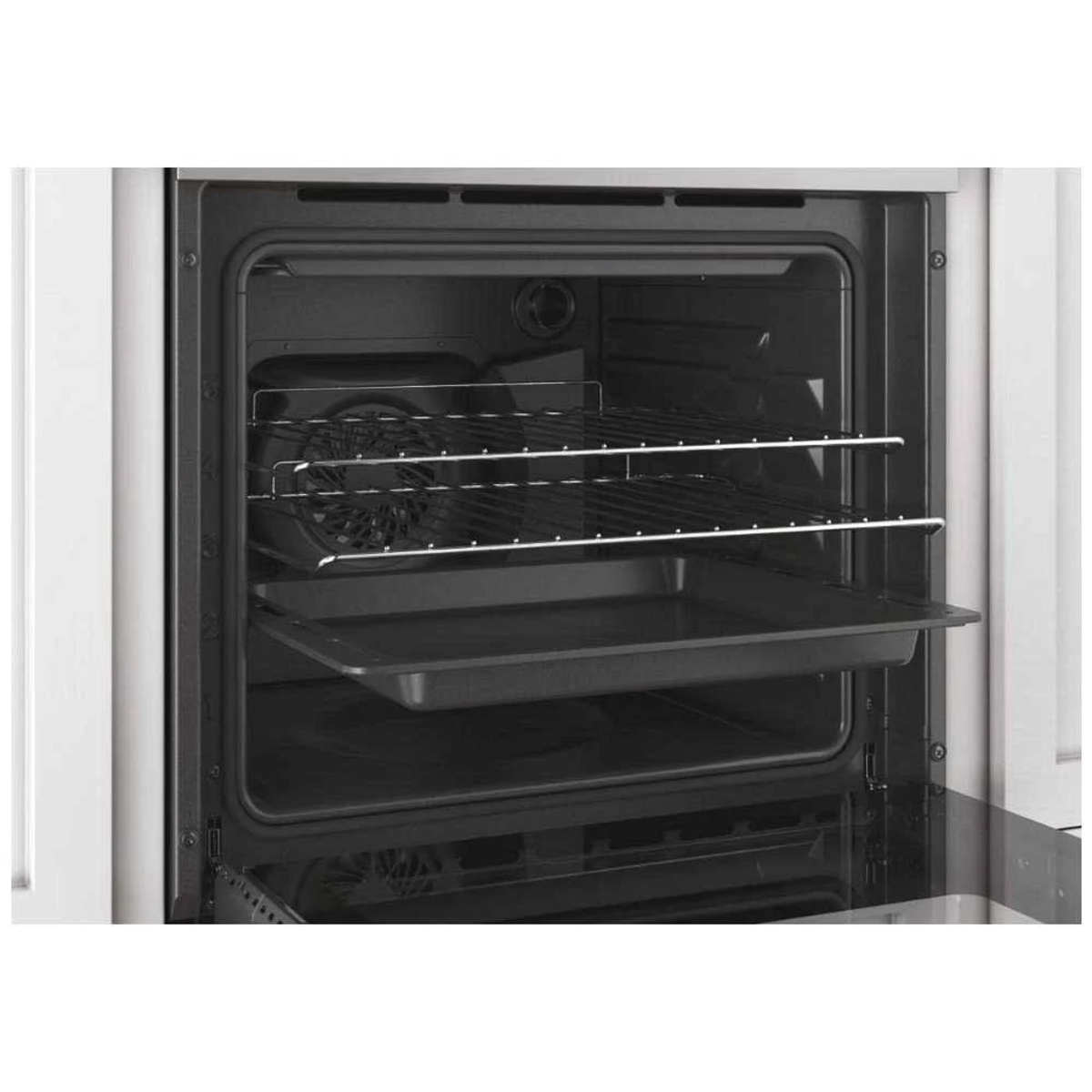 Primo piano dell'interno del forno con ripiani e una teglia, che mostra una ventola e elementi riscaldanti.