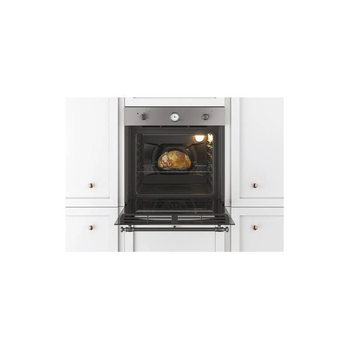 Forno con porta aperta, cibo arrostito all'interno, cucina bianca.