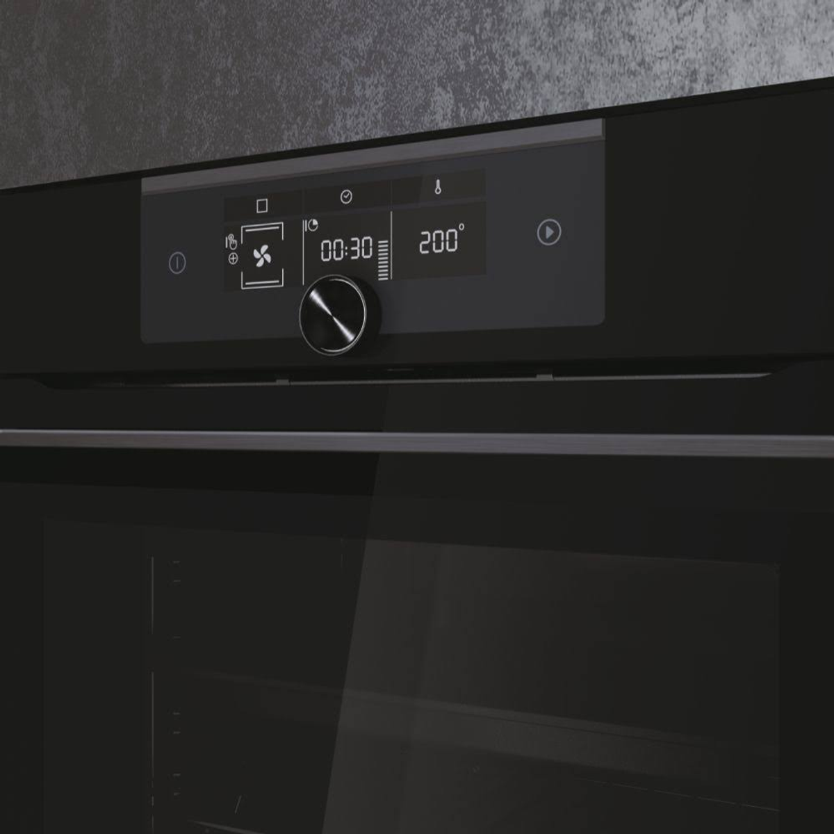 Primo piano del pannello di controllo di un forno con display digitale e manopola centrale.