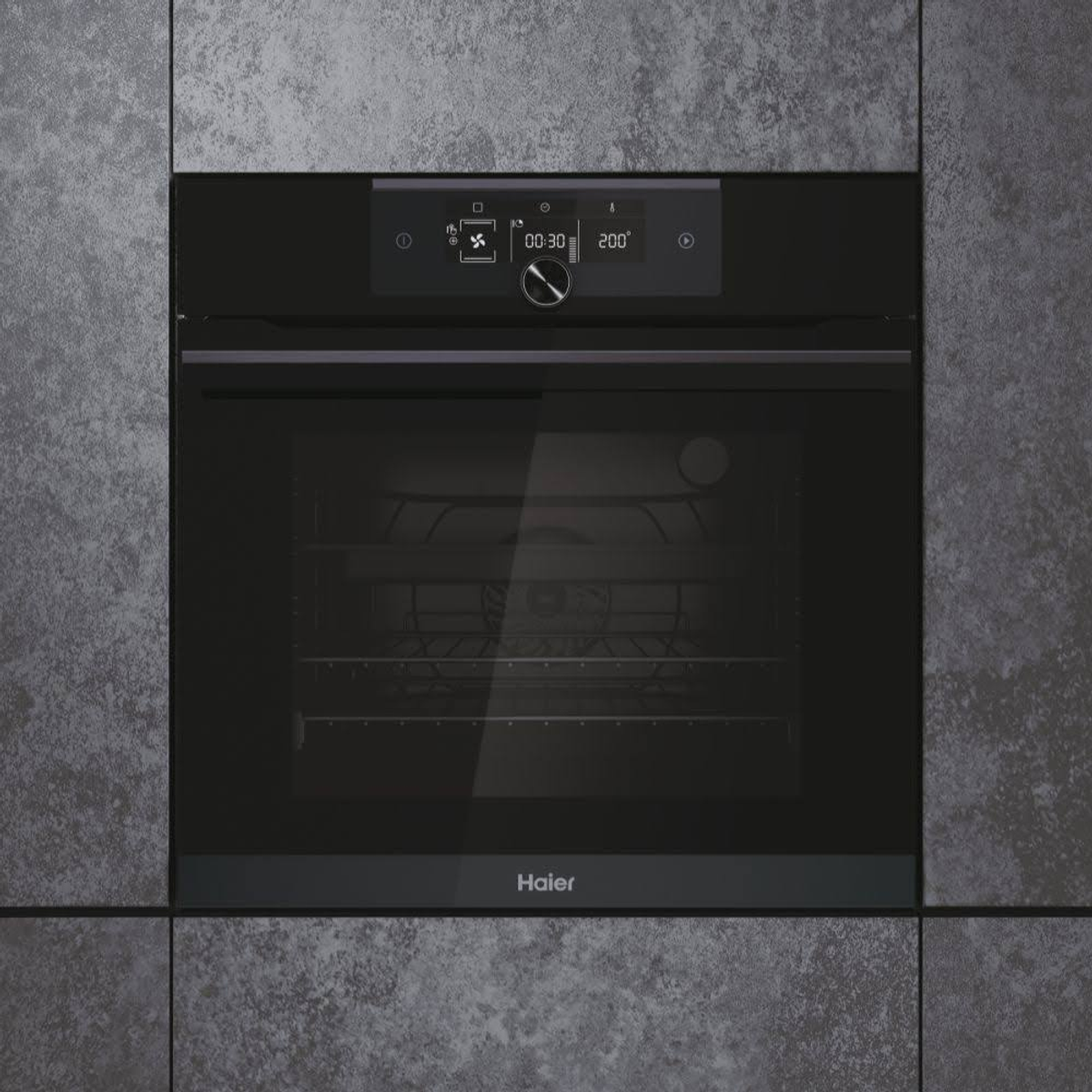 Un forno Haier nero incassato in una parete, con un display digitale e un pannello di controllo.