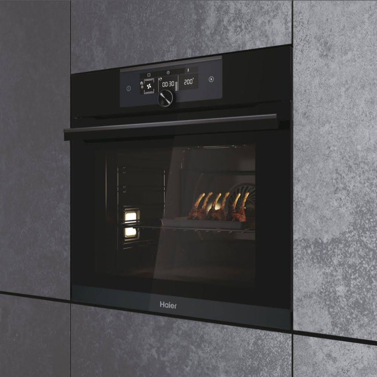 Forno in una cucina bianca. La porta del forno è aperta, rivelando la luce.