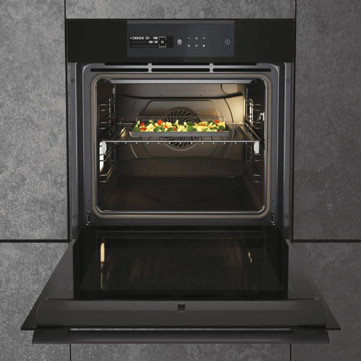Un forno aperto con cibo all'interno, che mostra l'interno con un display digitale.