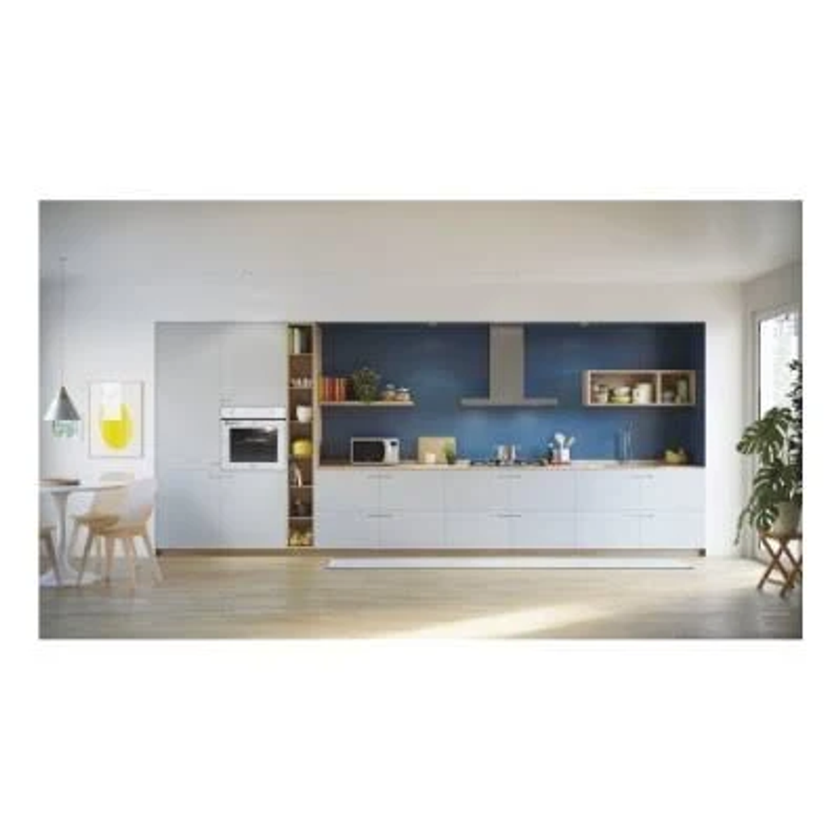 Cocina blanca moderna con pared azul. Incluye gabinetes, horno, microondas y una planta.