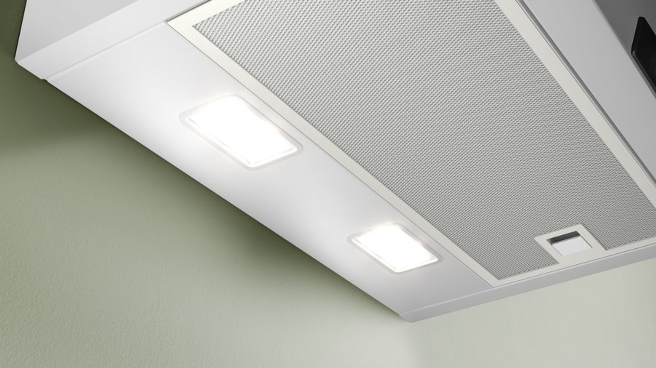 Campana extractora blanca con luces brillantes. Dos luces rectangulares iluminan el área.