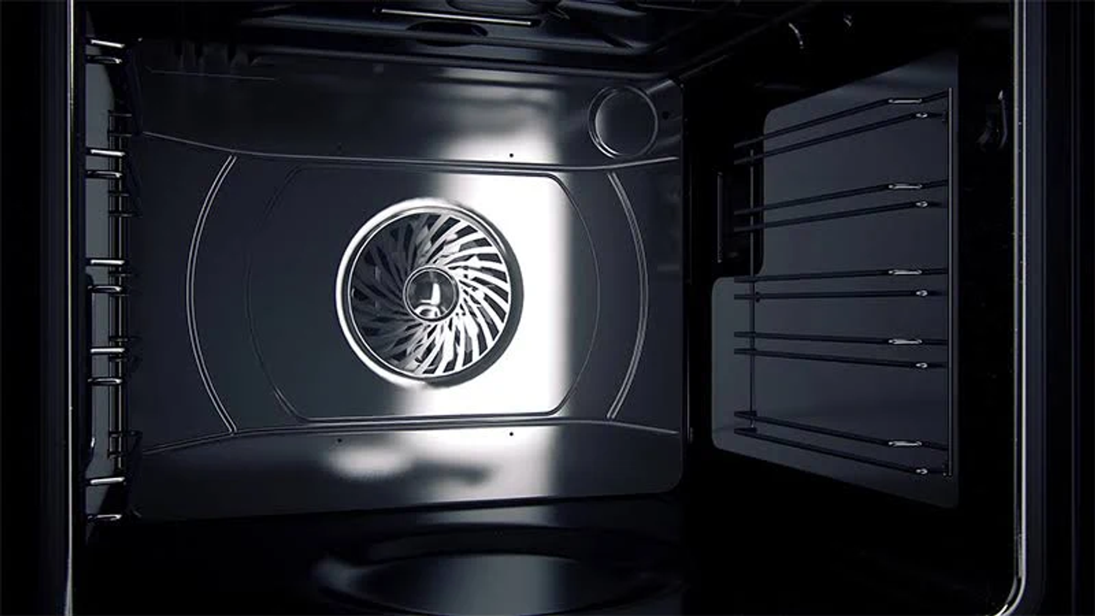 Horno Smeg con pantalla digital y mandos. El horno es plateado y tiene una manija.