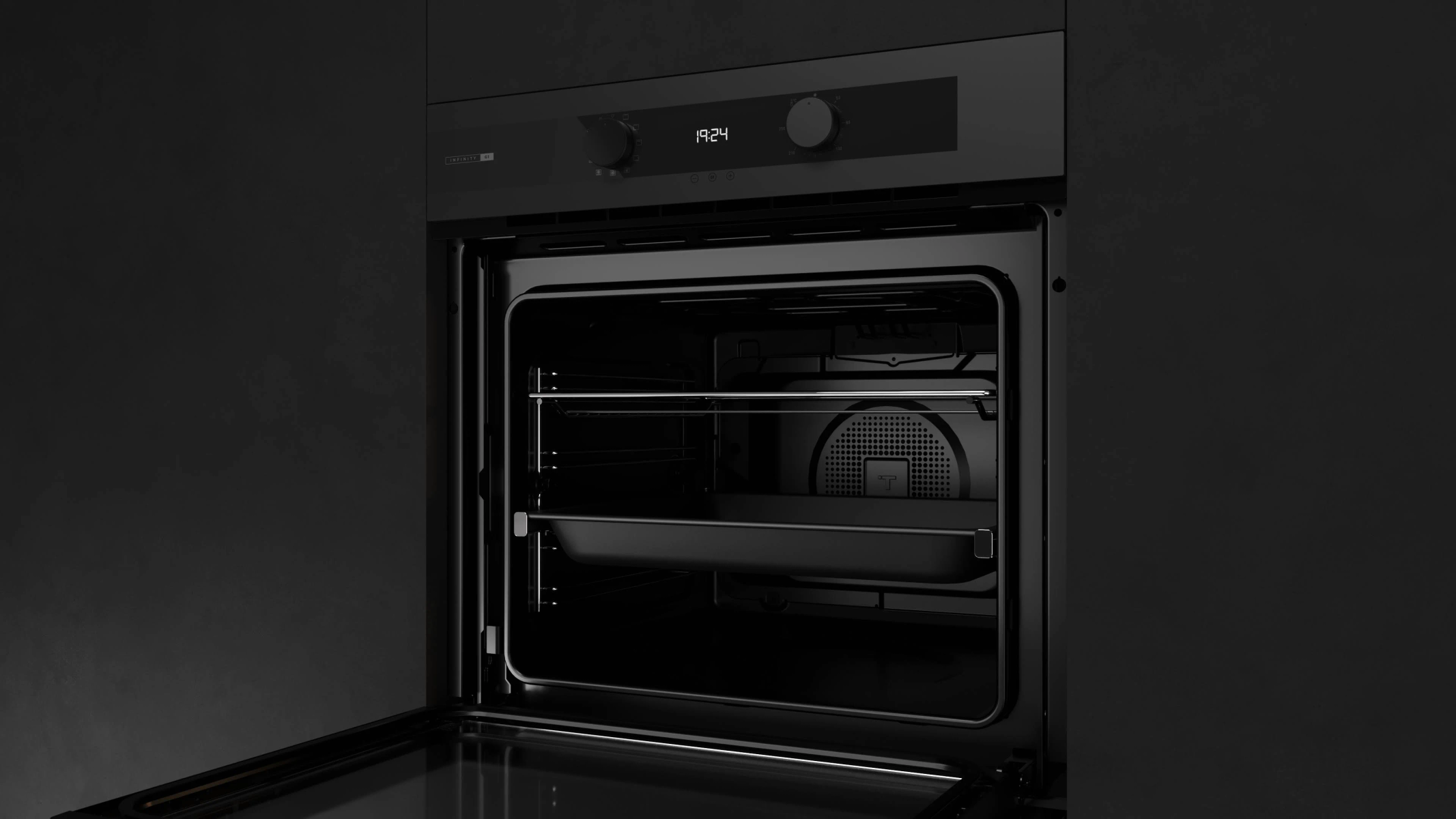 Primer plano de un horno negro con la puerta abierta. El interior tiene una rejilla y un ventilador.