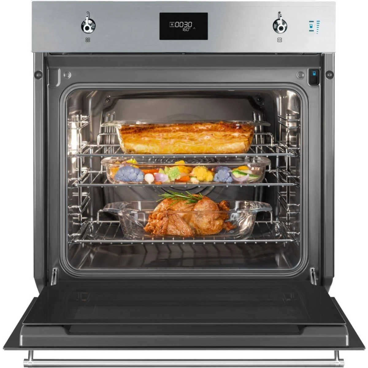 Forno con cibo all'interno. Piatti con lasagne, verdure e pollo. Acciaio inox.