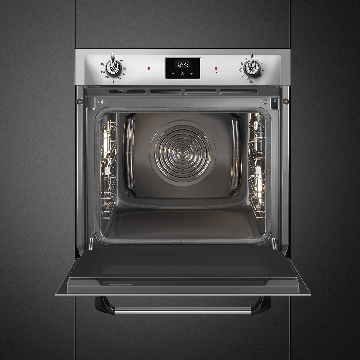 Interno del forno con luci, porta aperta e comandi. La porta è aperta, mostrando l'interno con le luci accese.