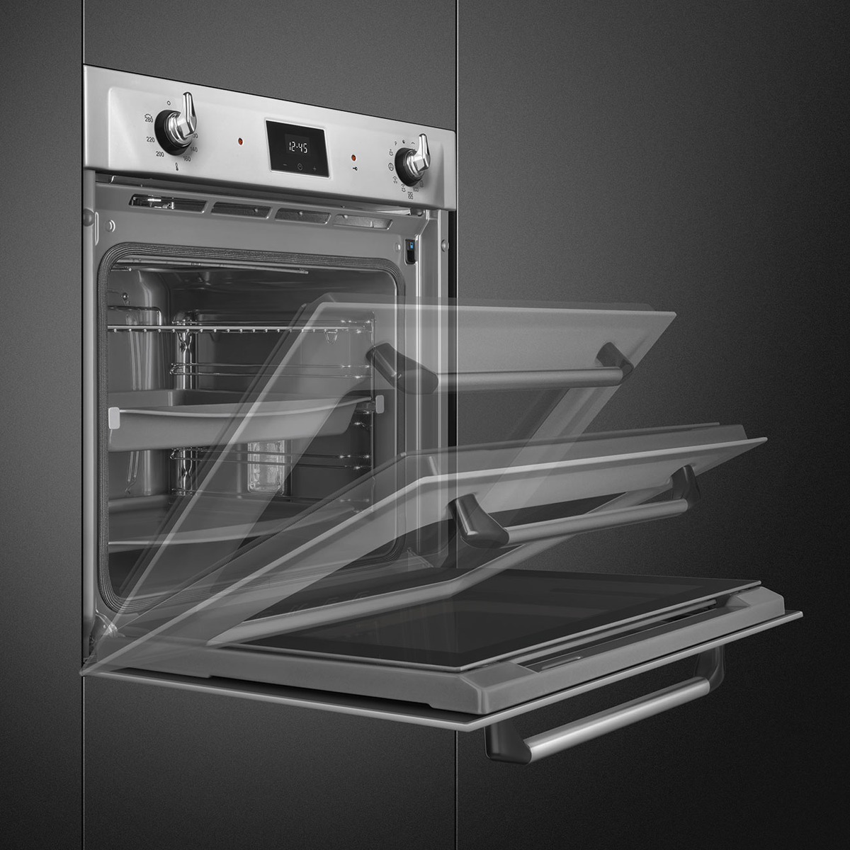 Forno con porta aperta. Mostra griglie interne e pannelli di vetro. Sfondo grigio scuro.